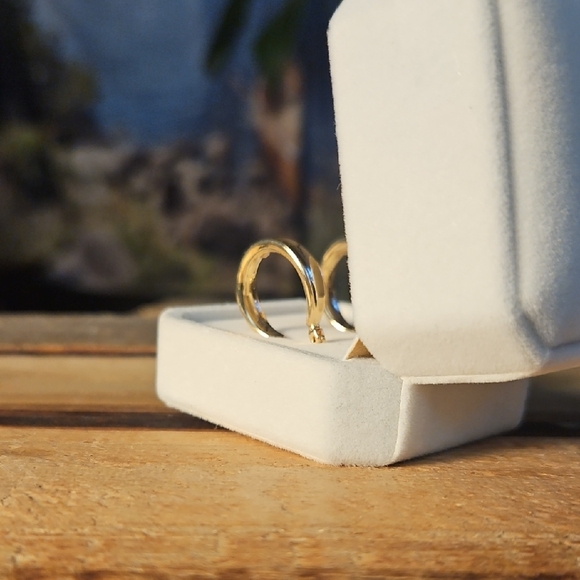 Elegant Gold Hoop Earrings - Picture 3 of 10